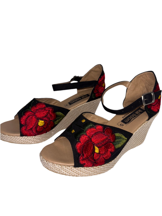 Handcrafted Wedge Sandals with Floral Embroidery (Sandalias artesanales de plataforma con bordado floral)
