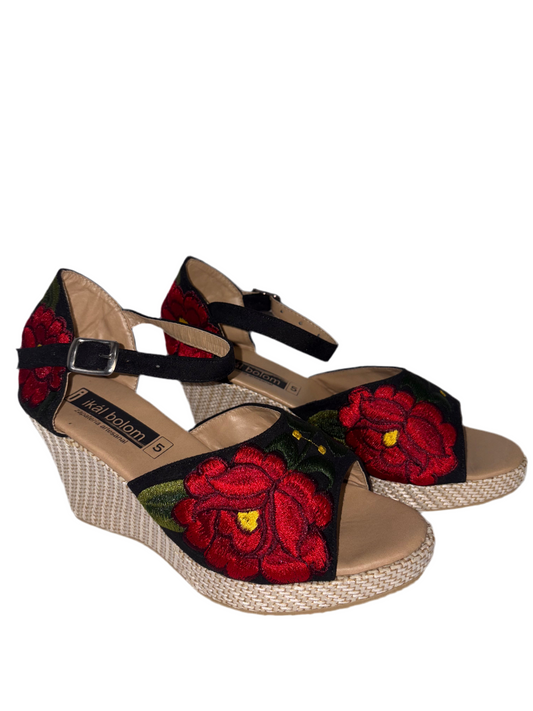 Handcrafted Wedge Sandals with Floral Embroidery (Sandalias artesanales de plataforma con bordado floral)
